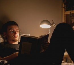 &iquest;Leer con poca luz afecta la visi&oacute;n?