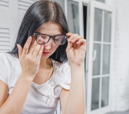 How does Sj&ouml;gren's syndrome affect the eyes?